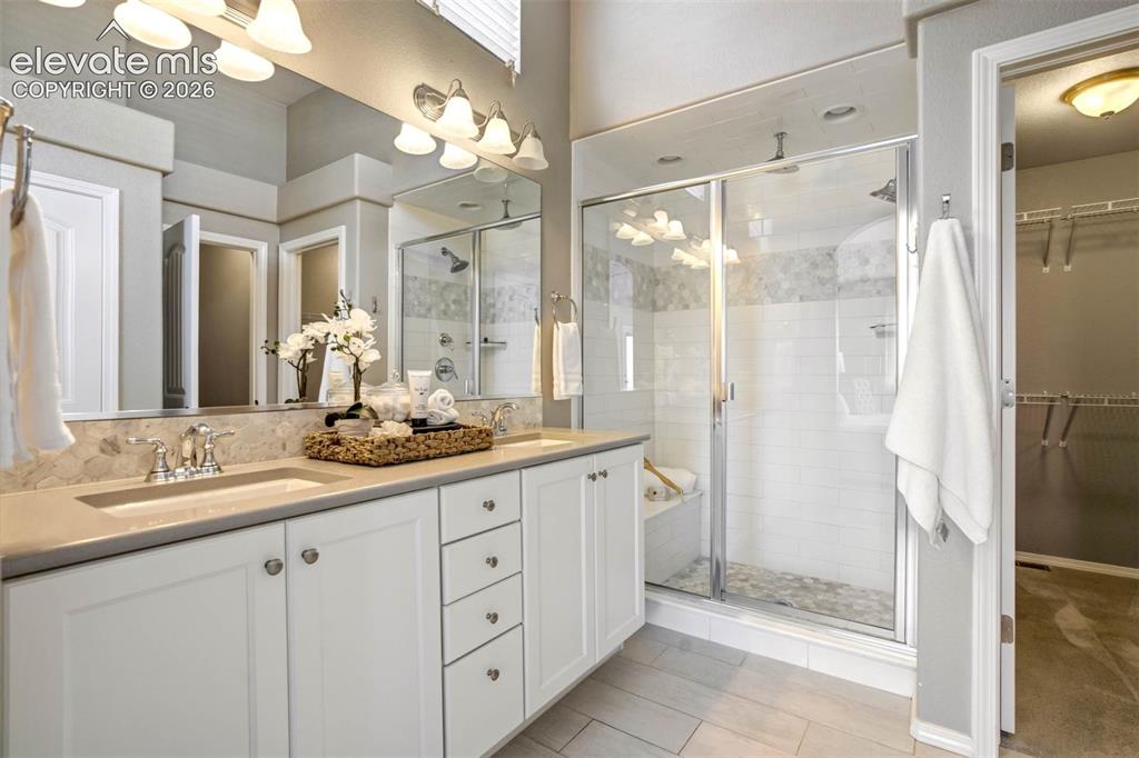 Image 18 of 50: Bathroom
