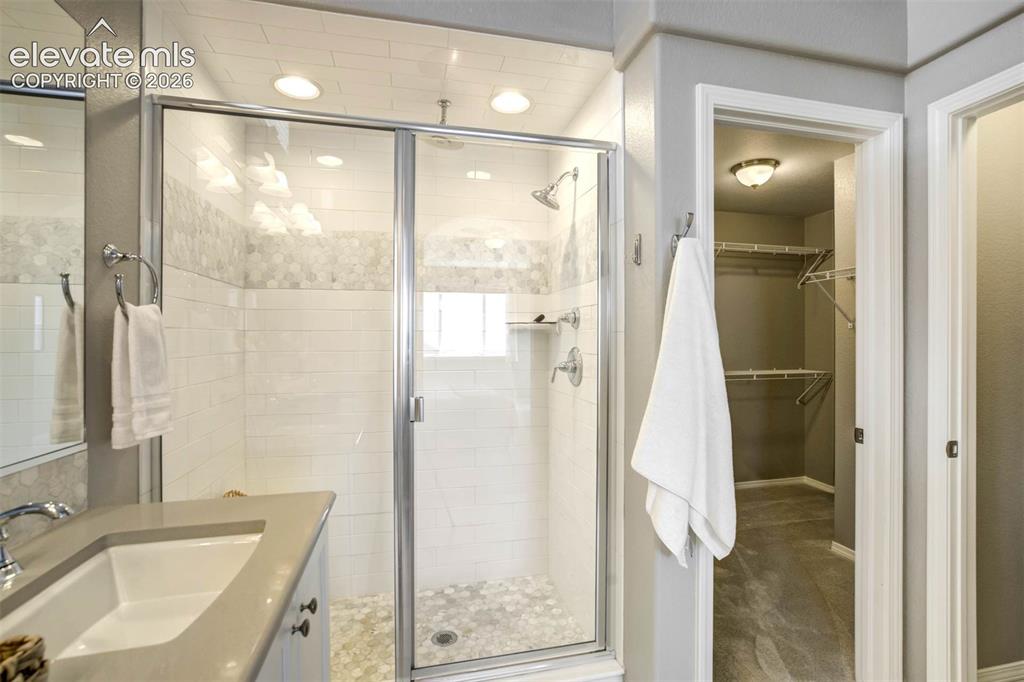 Image 19 of 50: Bathroom