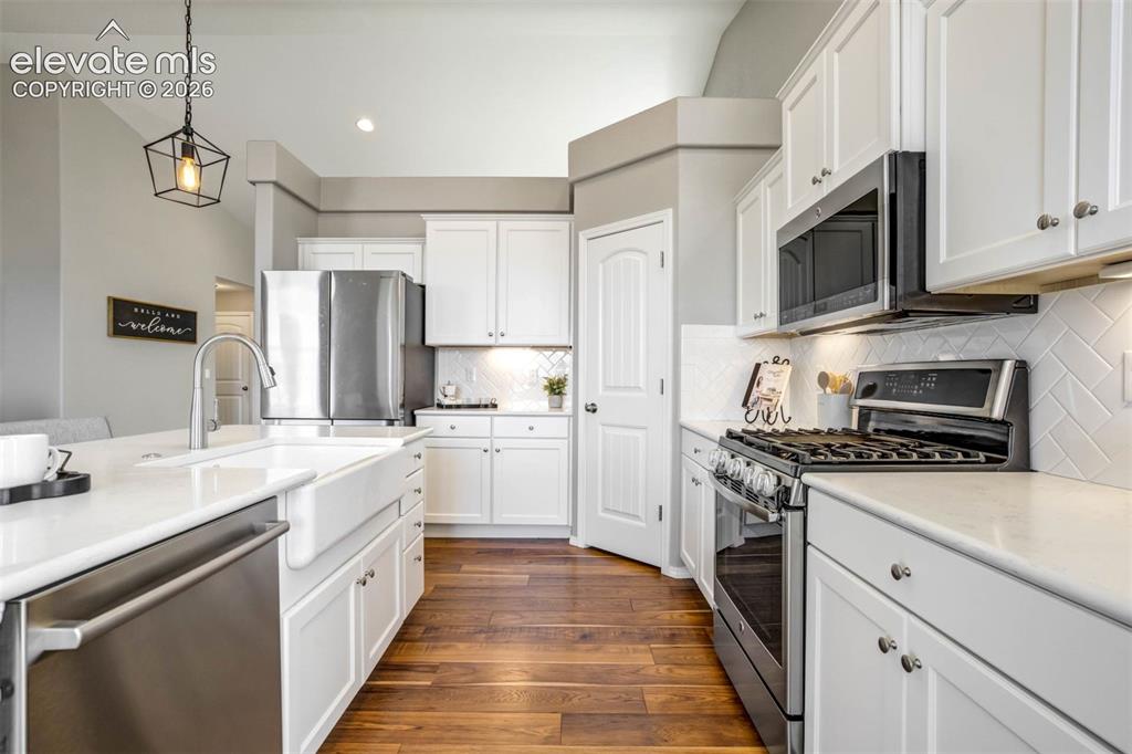 Image 9 of 50: Kitchen
