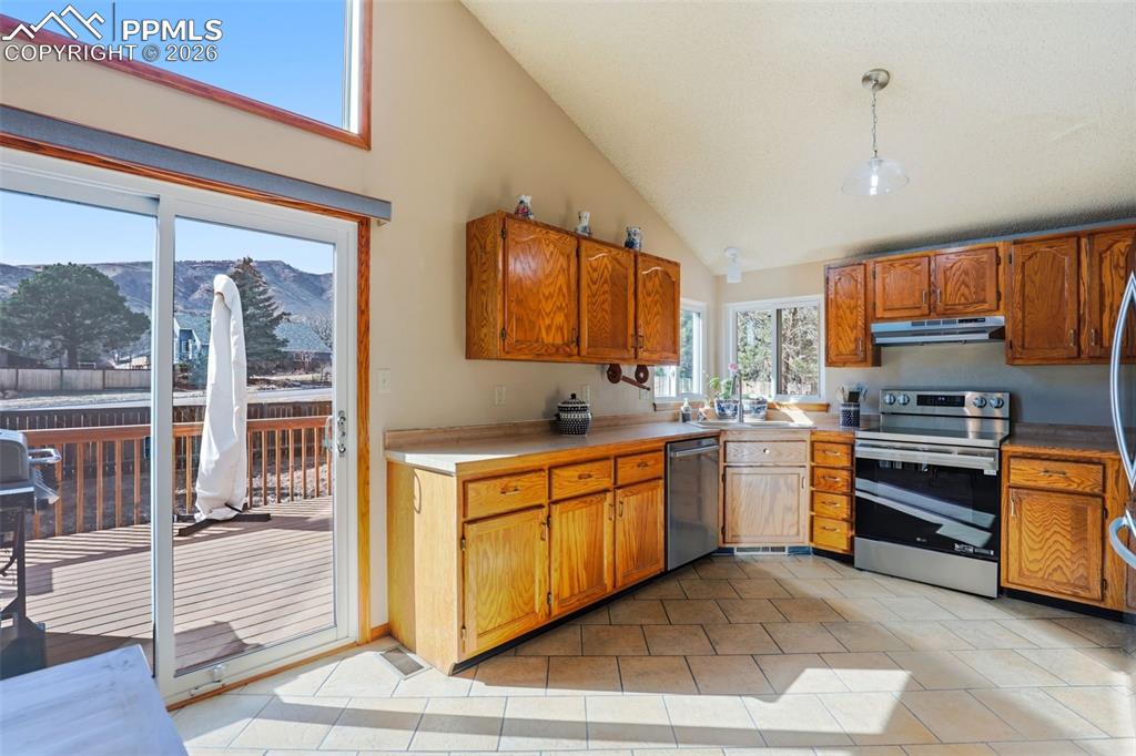 Image 10 of 50: Kitchen