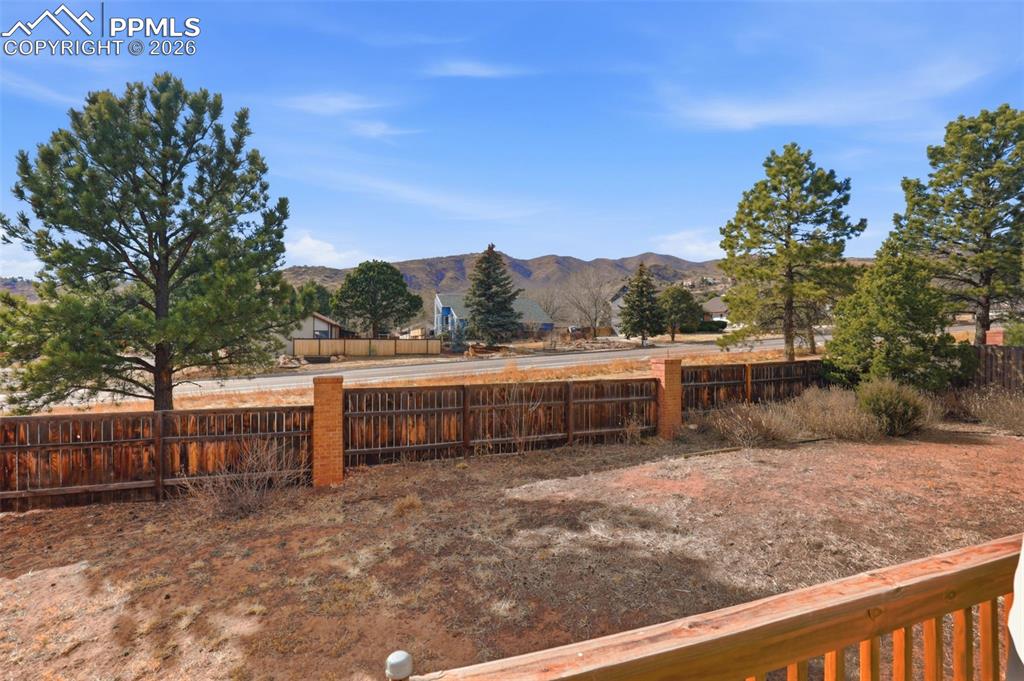 Image 11 of 50: Yard