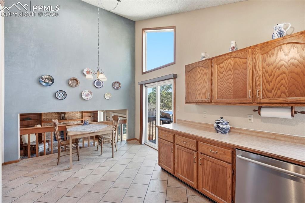 Image 15 of 50: Kitchen