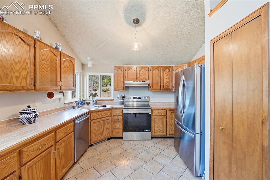 Image 16 of 50: Kitchen