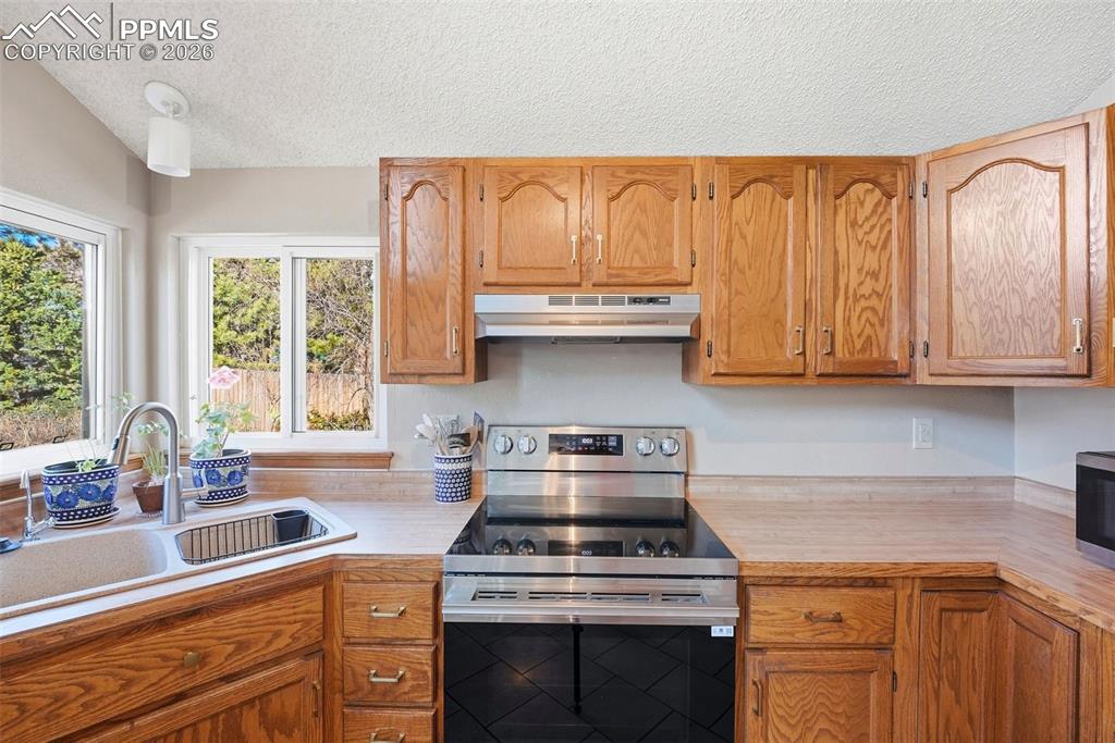 Image 17 of 50: Kitchen