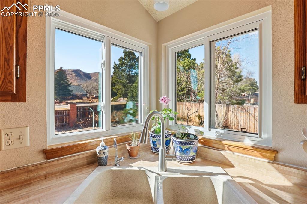 Image 18 of 50: Kitchen