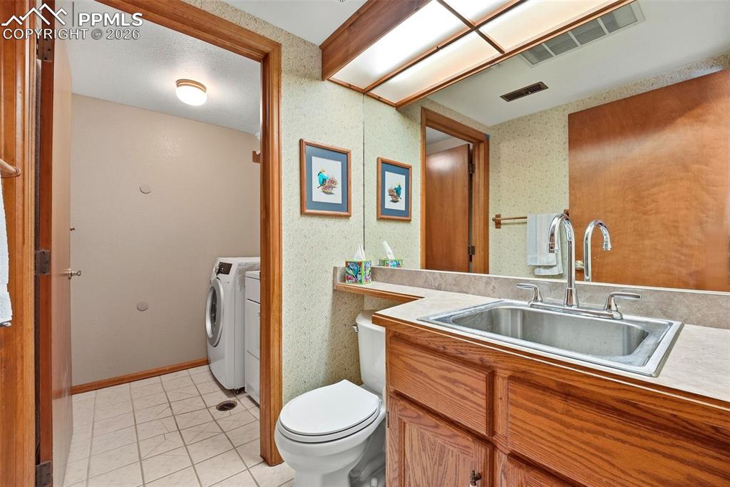 Image 25 of 50: Bathroom/Laundry Combo