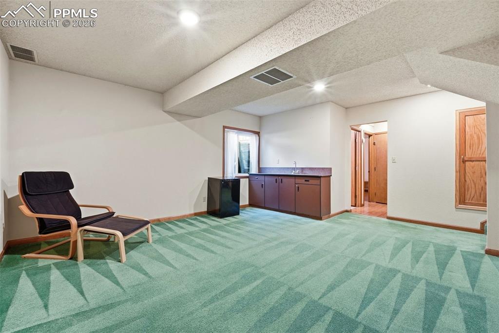 Image 39 of 50: Wet bar