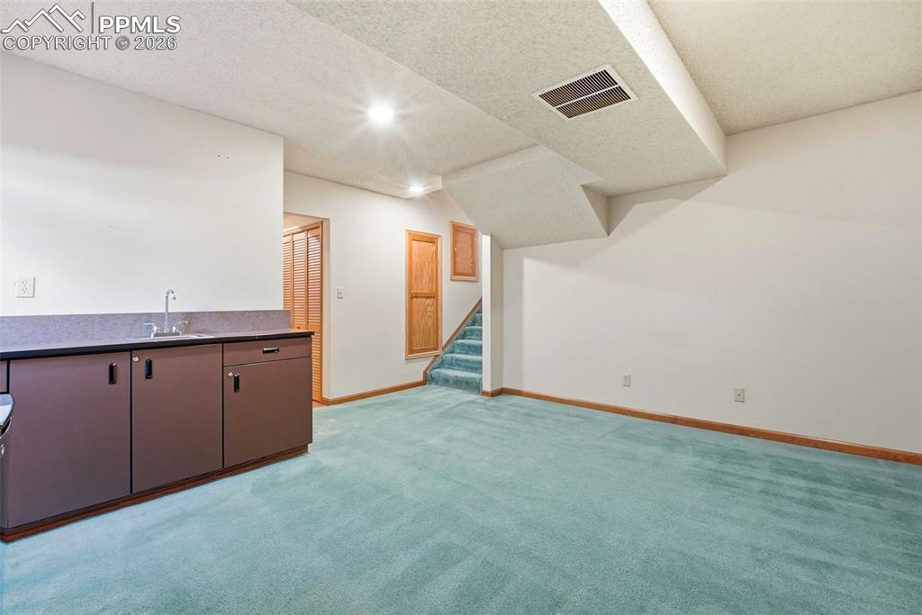 Image 40 of 50: Wet bar