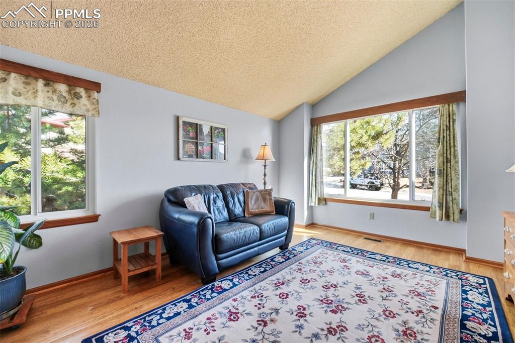 Image 6 of 50: Living Room