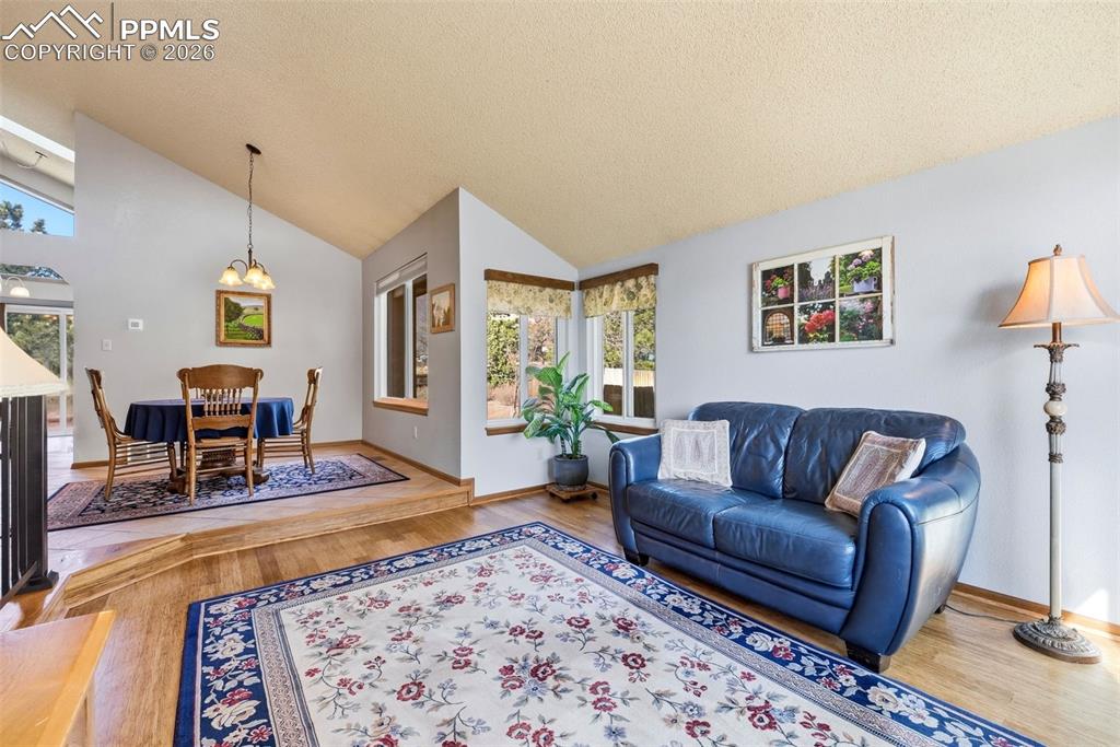 Image 7 of 50: Living Room