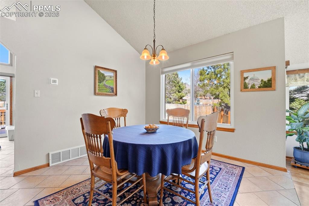 Image 9 of 50: Dining Area