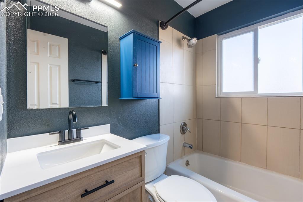 Image 15 of 40: Bathroom 1 (full) - main