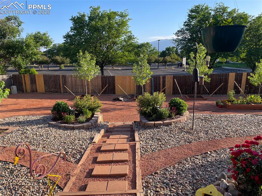 Image 33 of 40: Back yard