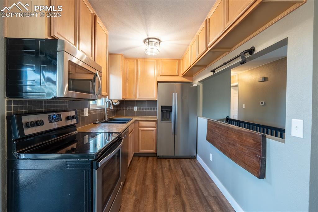 Image 7 of 40: Kitchen - main