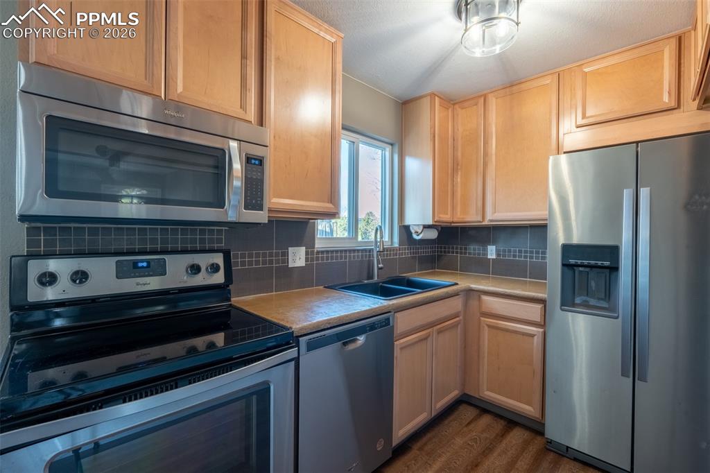 Image 8 of 40: Kitchen - main