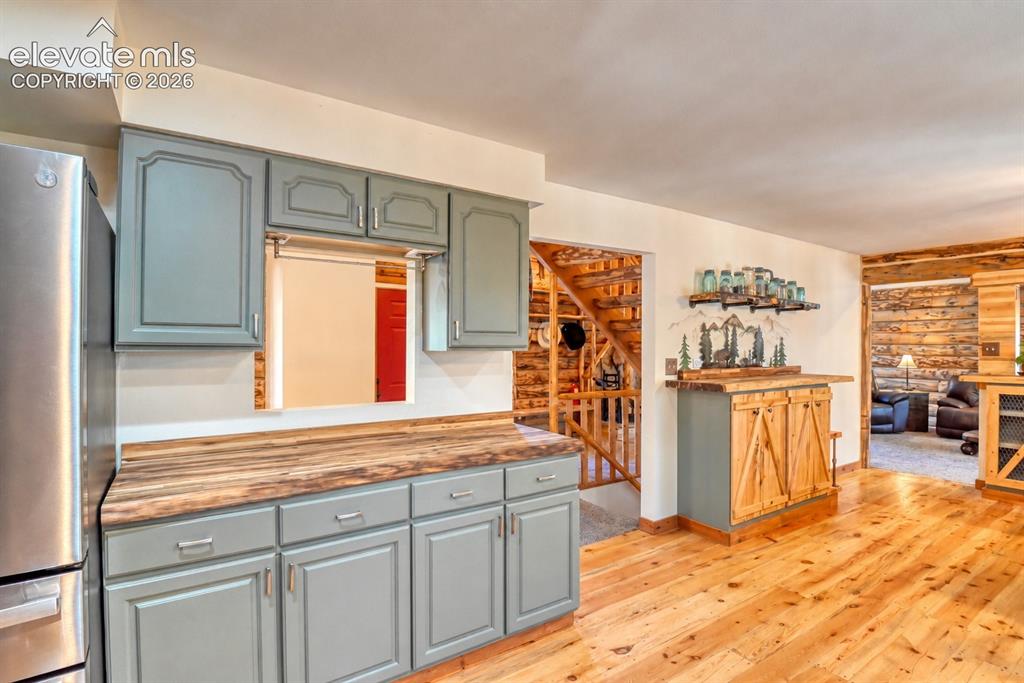 Image 10 of 45: Kitchen