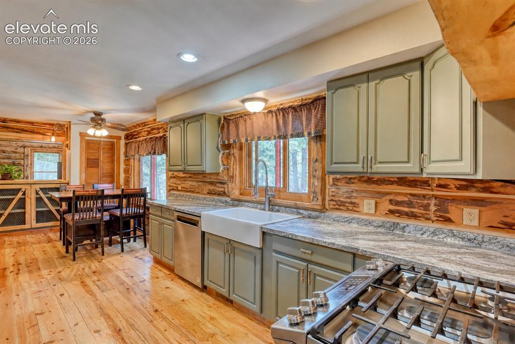 Image 13 of 45: Kitchen