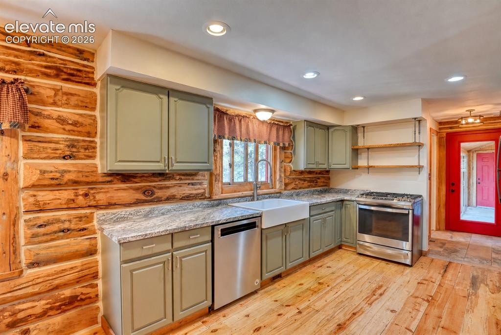 Image 14 of 45: Kitchen