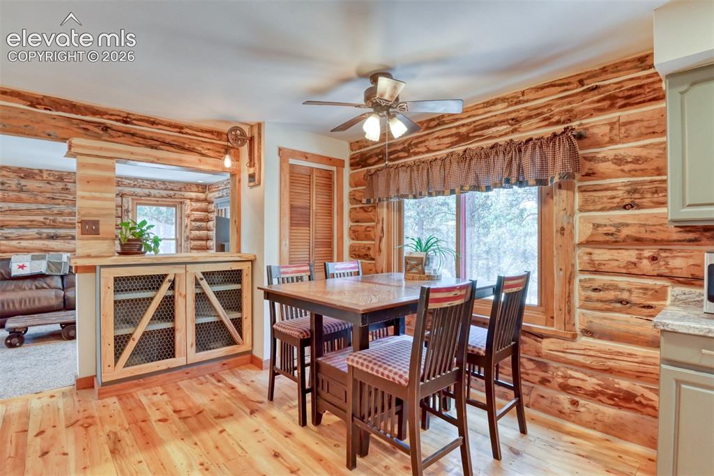 Image 15 of 45: Dining Area