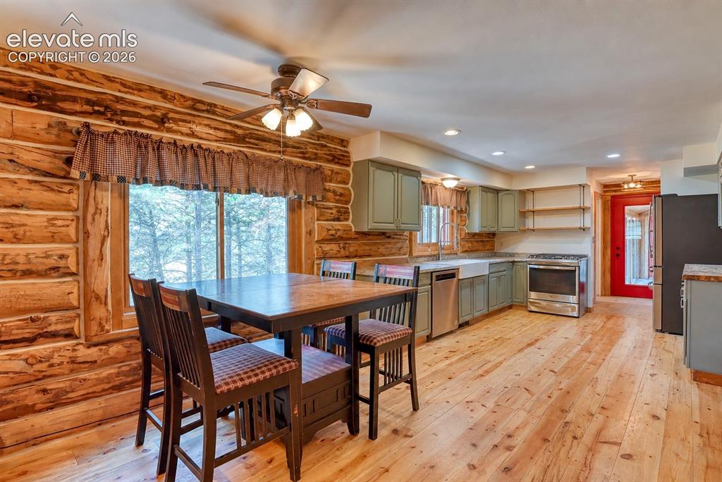 Image 16 of 45: Dining Area