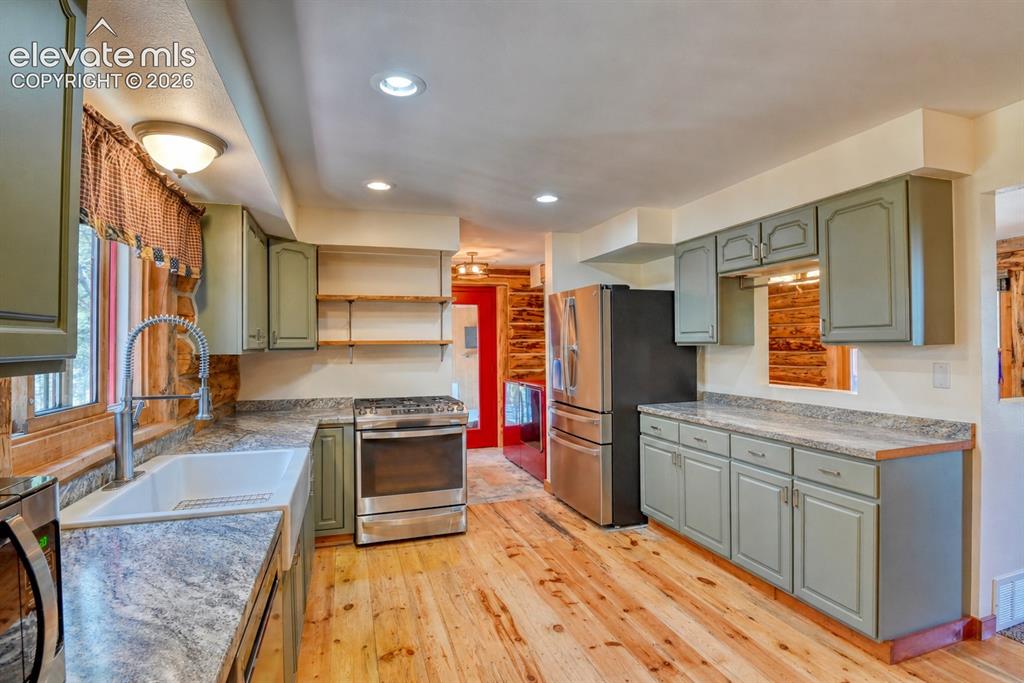 Image 4 of 45: Kitchen
