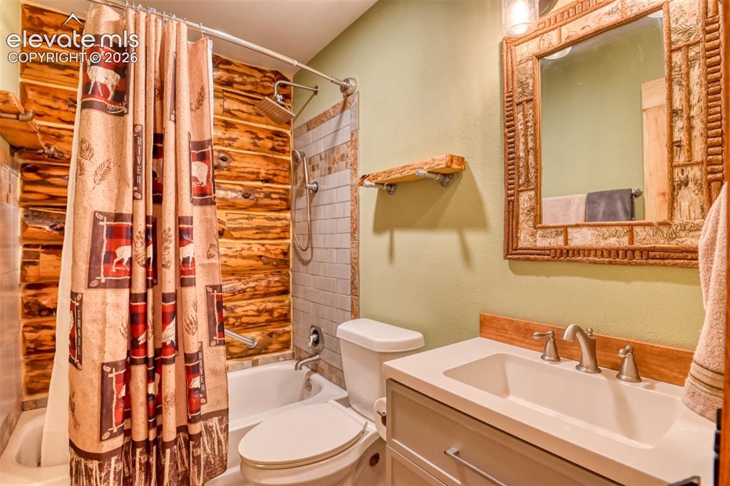 Image 5 of 45: Bathroom