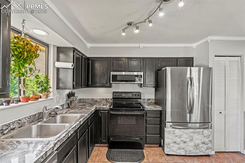 Image 13 of 44: Kitchen