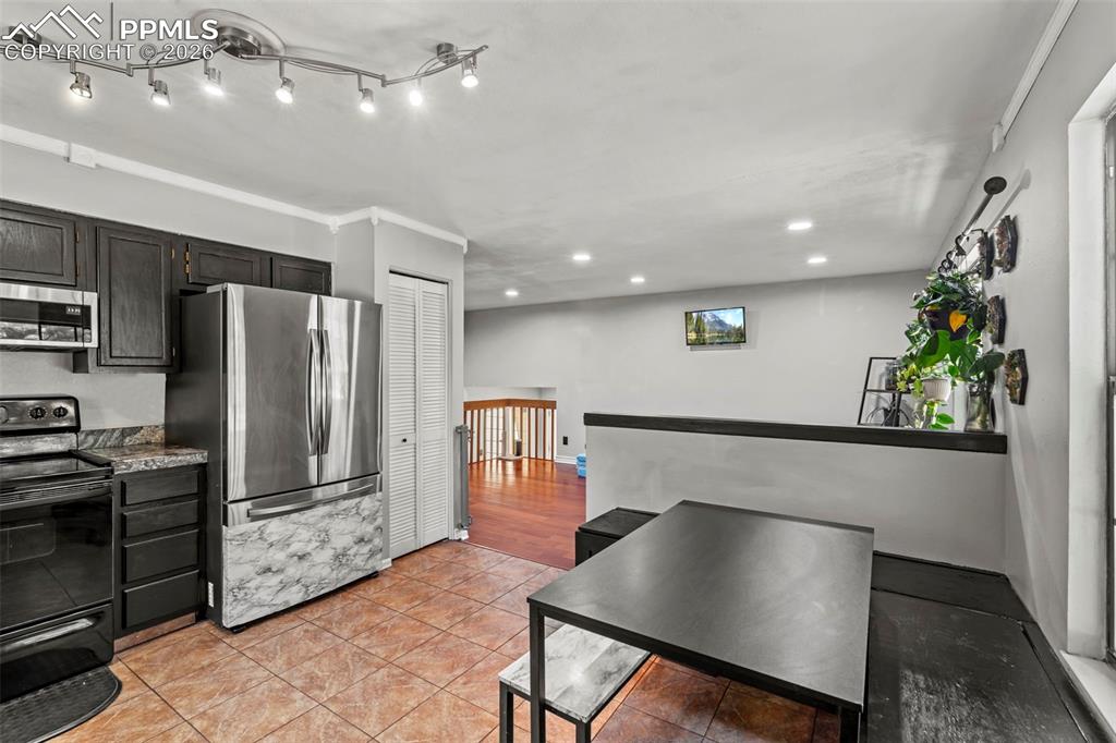 Image 15 of 44: Kitchen