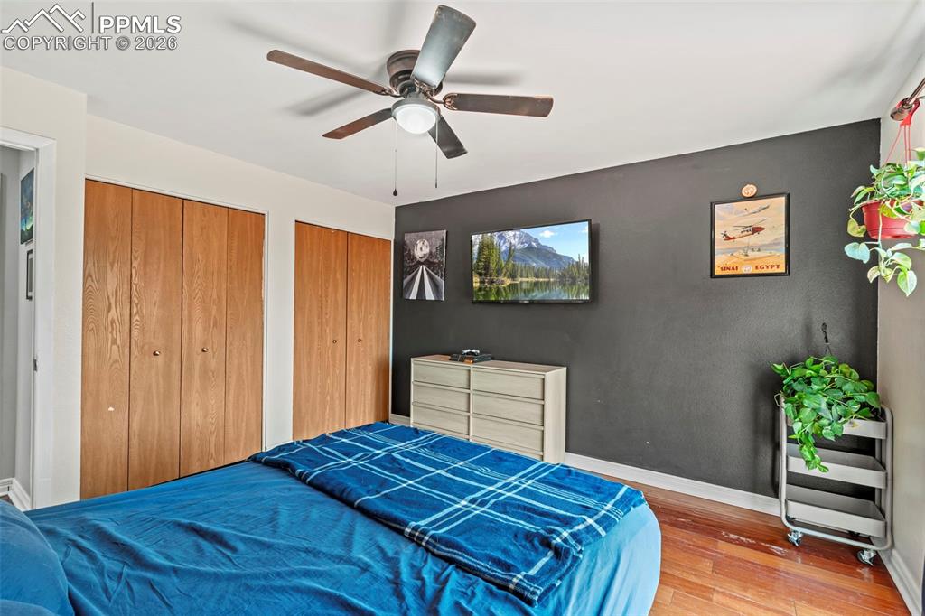 Image 22 of 44: Bedroom