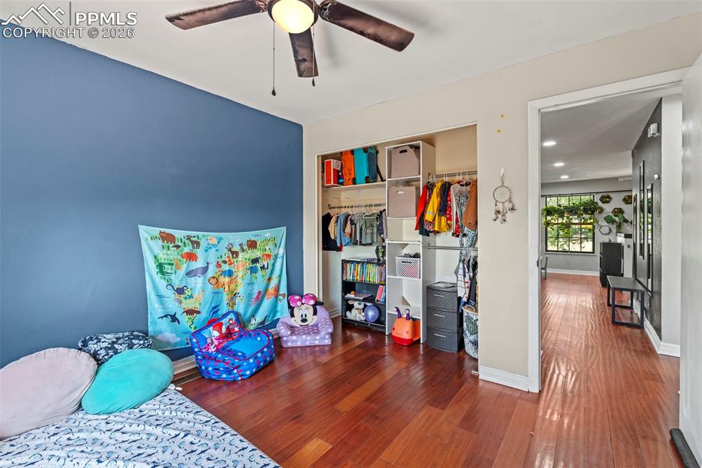 Image 25 of 44: Bedroom