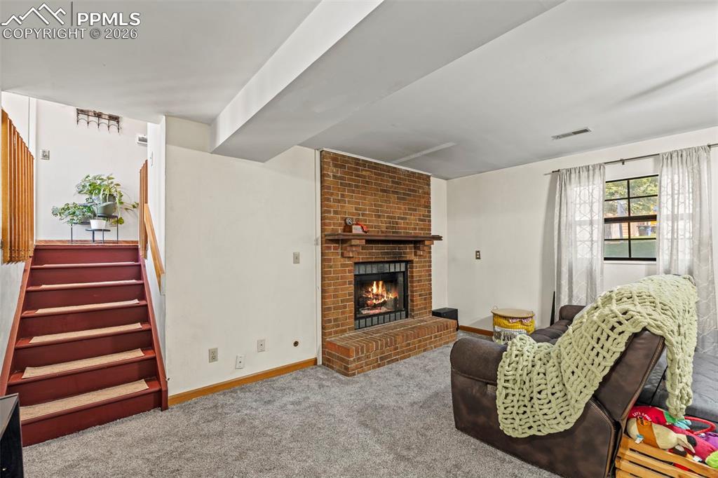 Image 26 of 44: Living Room