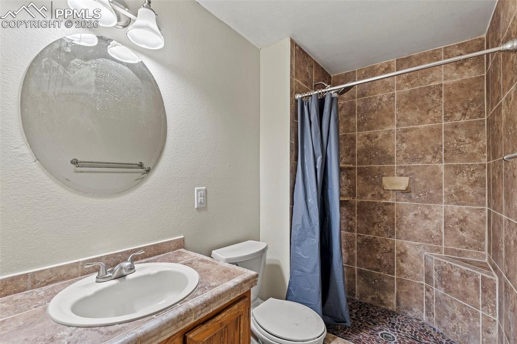 Image 30 of 44: Bathroom