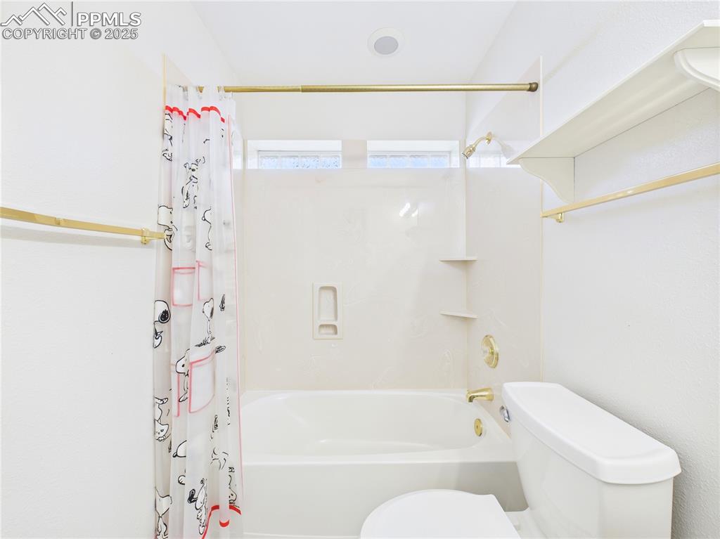 Image 13 of 46: Bathroom