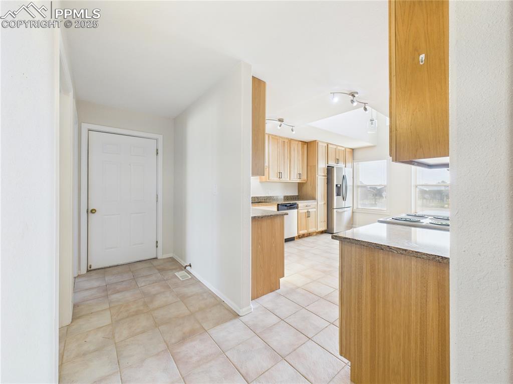 Image 17 of 46: Kitchen