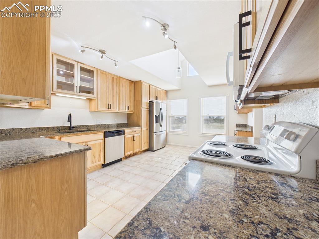 Image 18 of 46: Kitchen