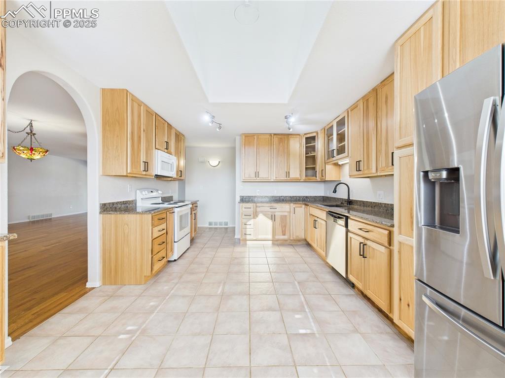 Image 19 of 46: Kitchen