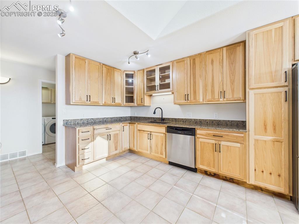 Image 20 of 46: Kitchen