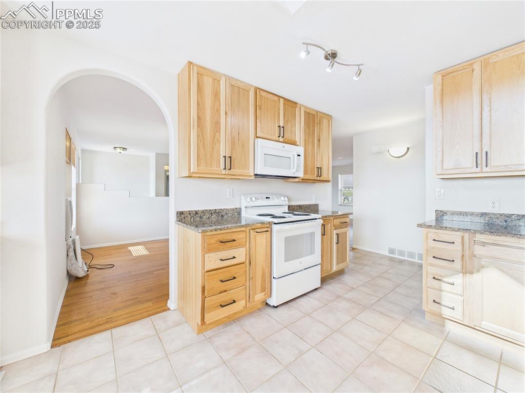 Image 21 of 46: Kitchen