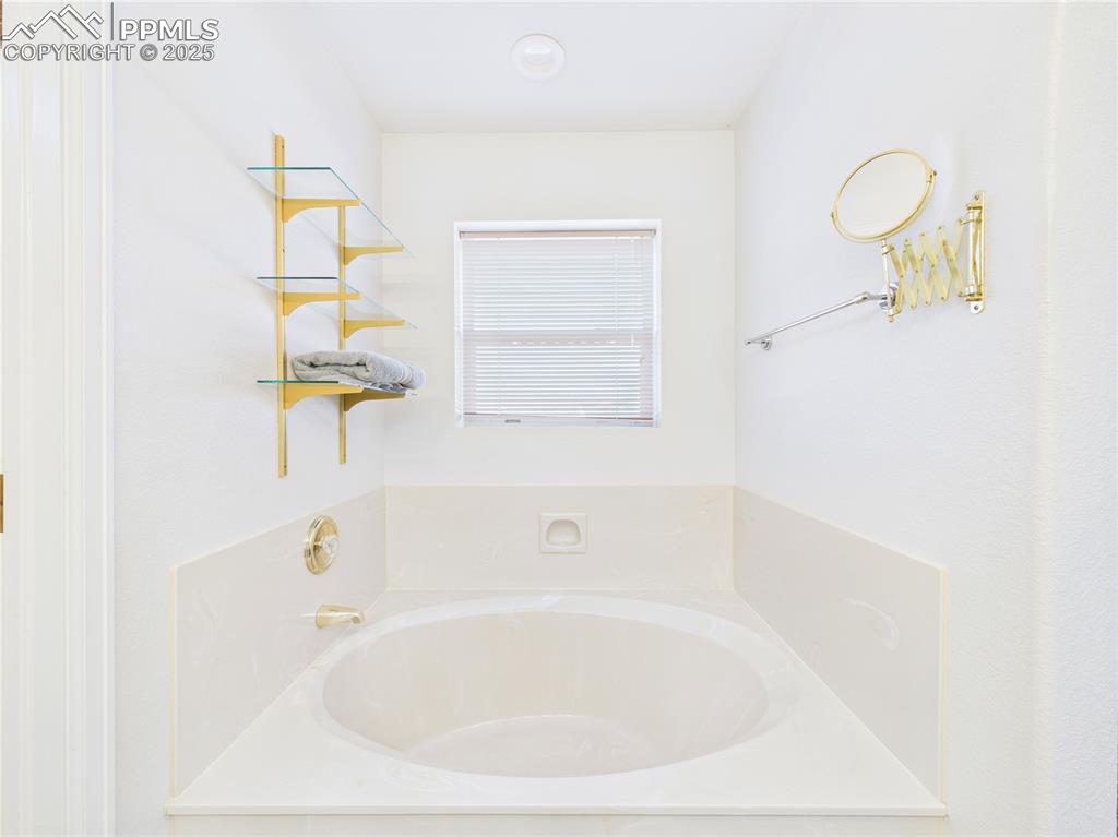 Image 31 of 46: Bathroom