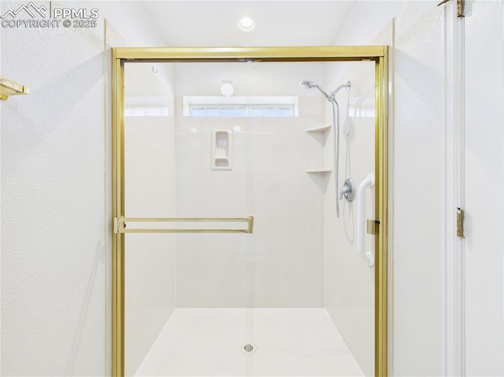 Image 34 of 46: Bathroom