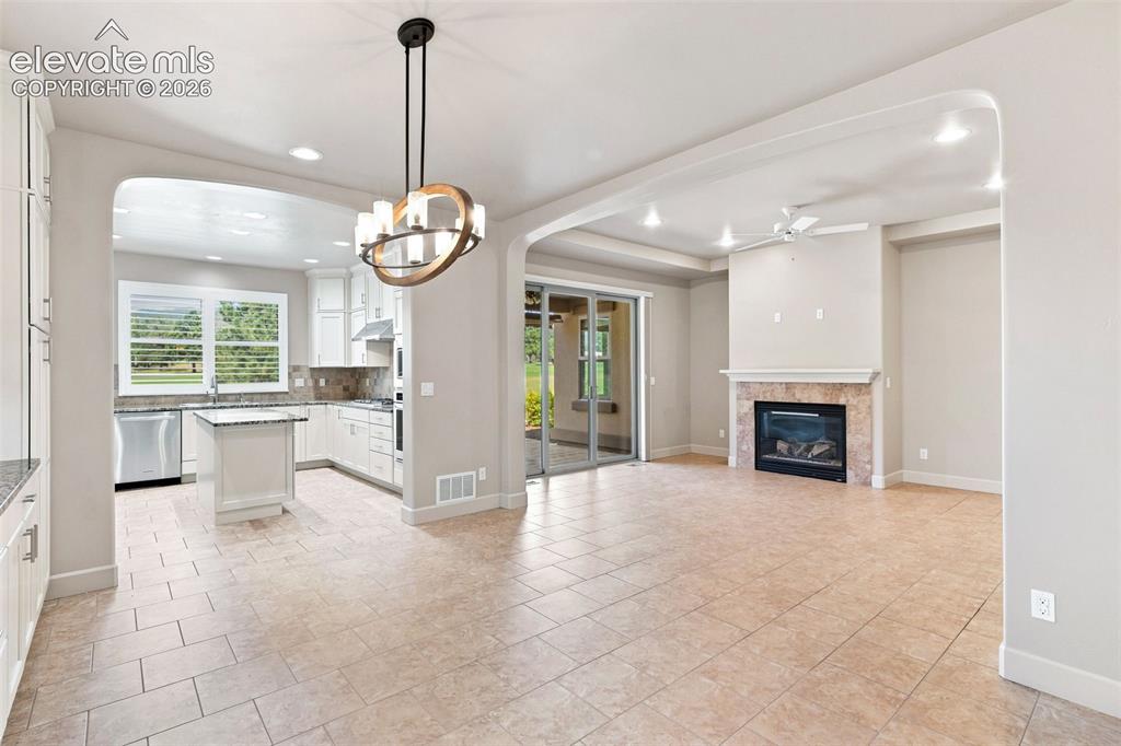 Image 11 of 50: Dining Area