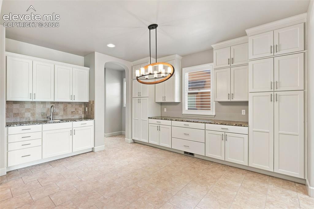 Image 14 of 50: Kitchen