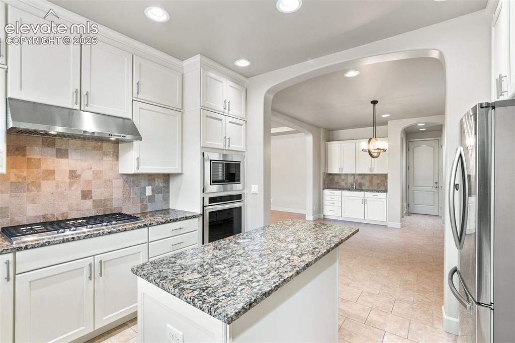 Image 15 of 50: Kitchen