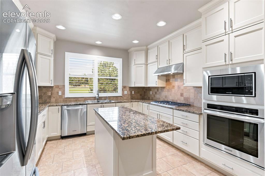 Image 16 of 50: Kitchen