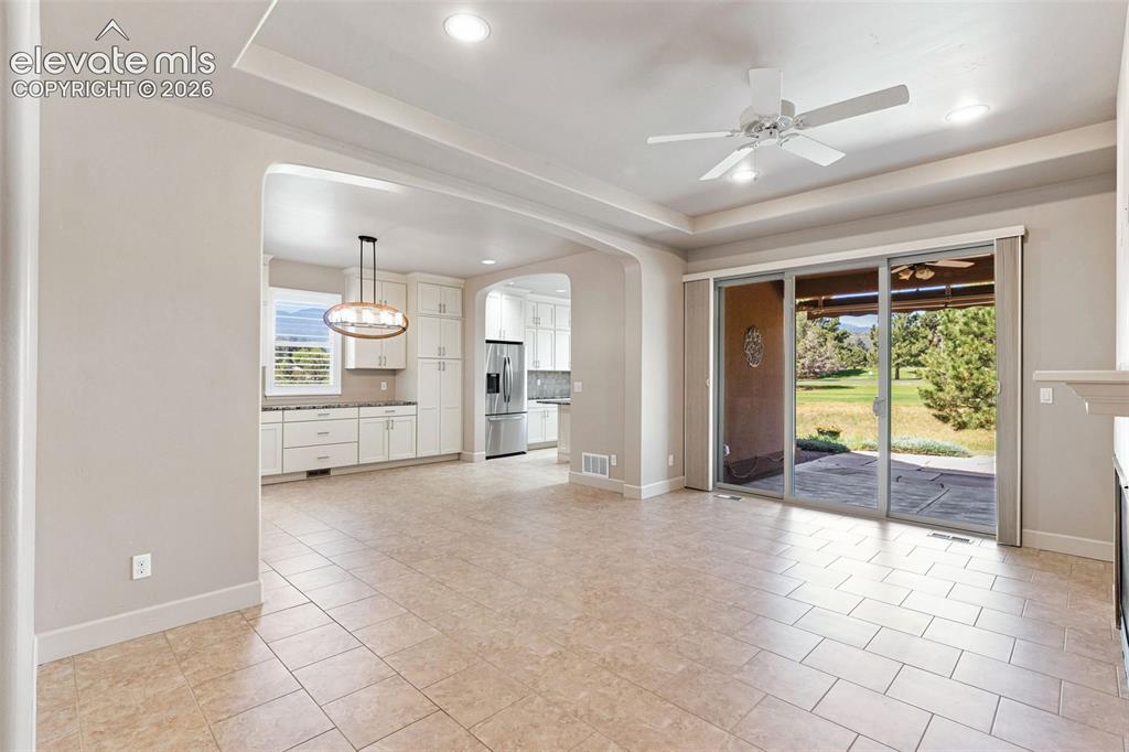 Image 8 of 50: Living Room