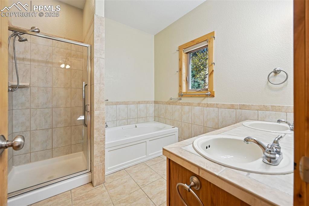 Image 28 of 42: Bathroom