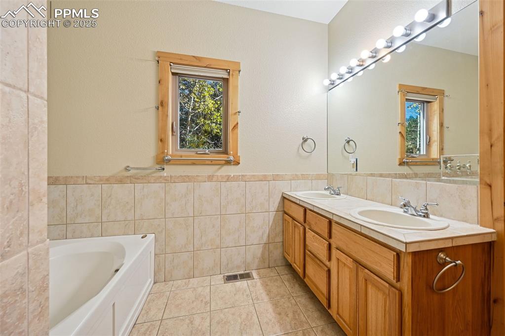 Image 29 of 42: Bathroom