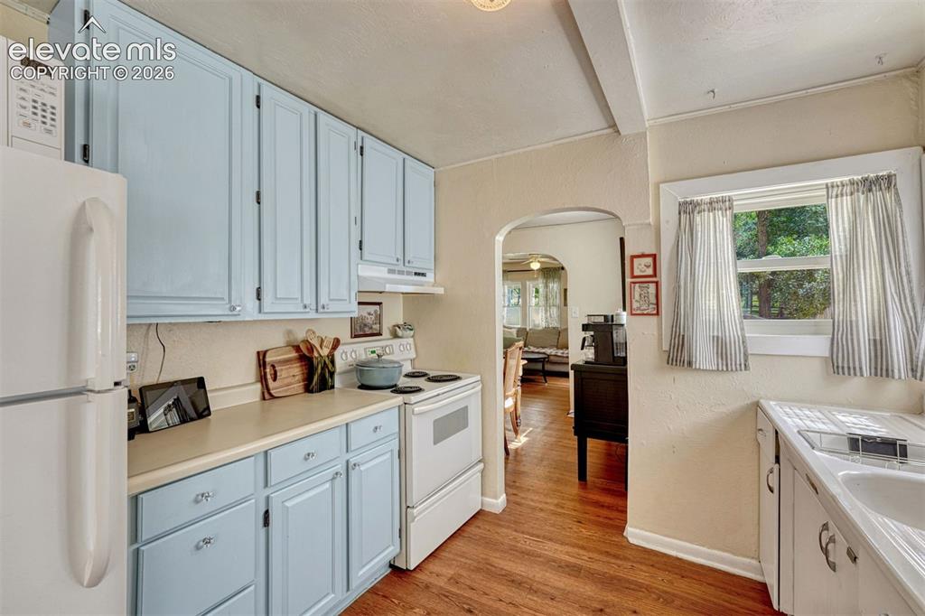 Image 10 of 21: Kitchen