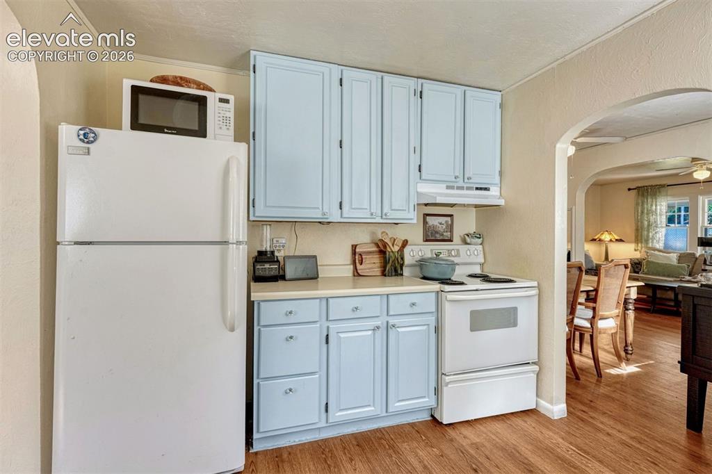 Image 11 of 21: Kitchen
