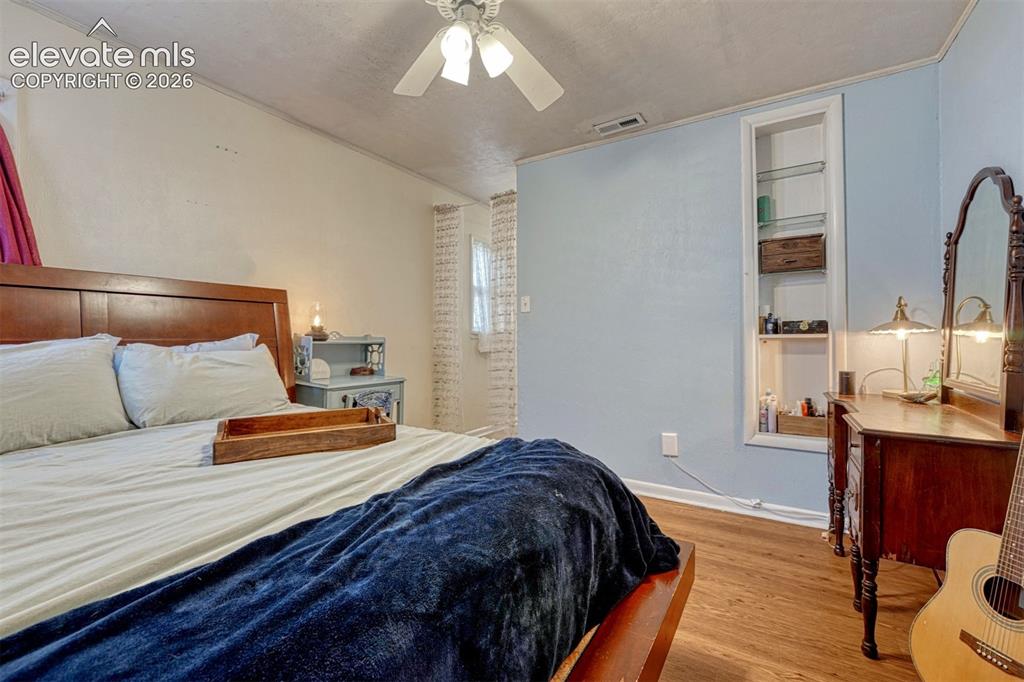 Image 14 of 21: Bedroom